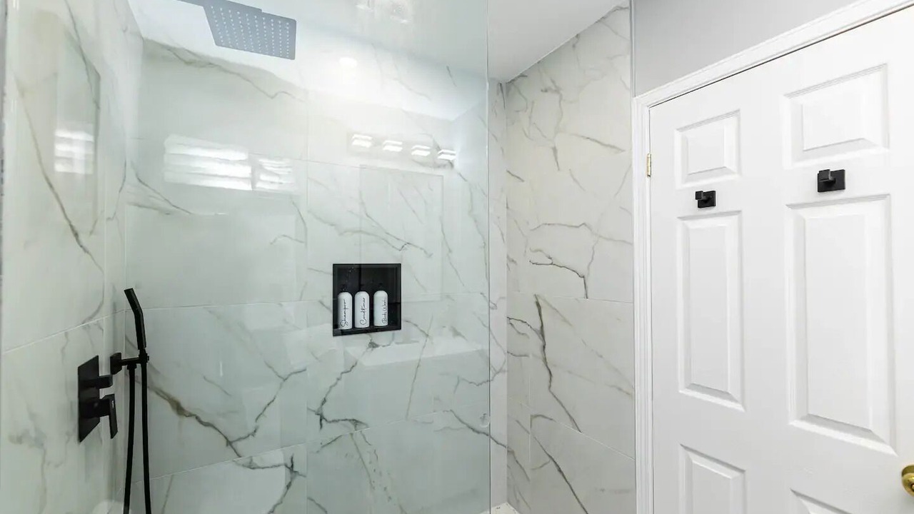 Photo of Bathroom in Lakeview