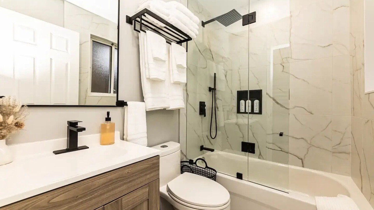 Photo of Bathroom in Lakeview