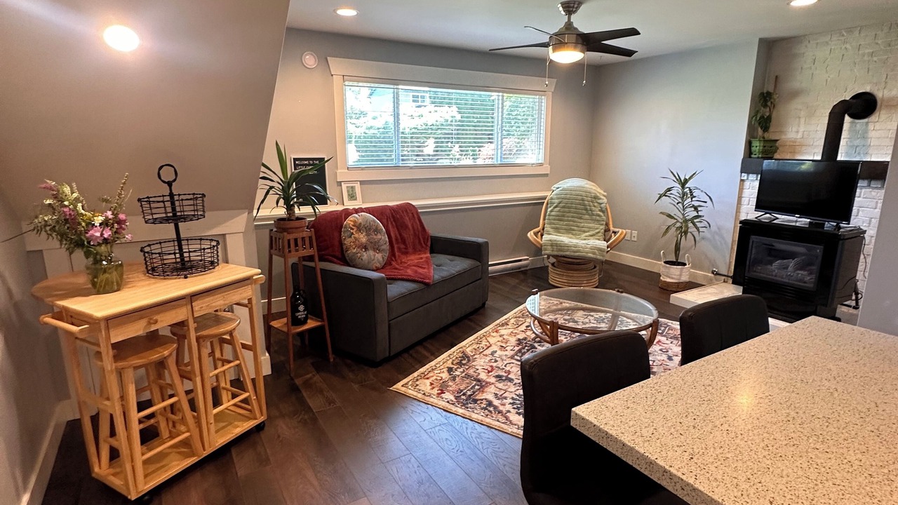 Photo of Livingroom in Courtenay