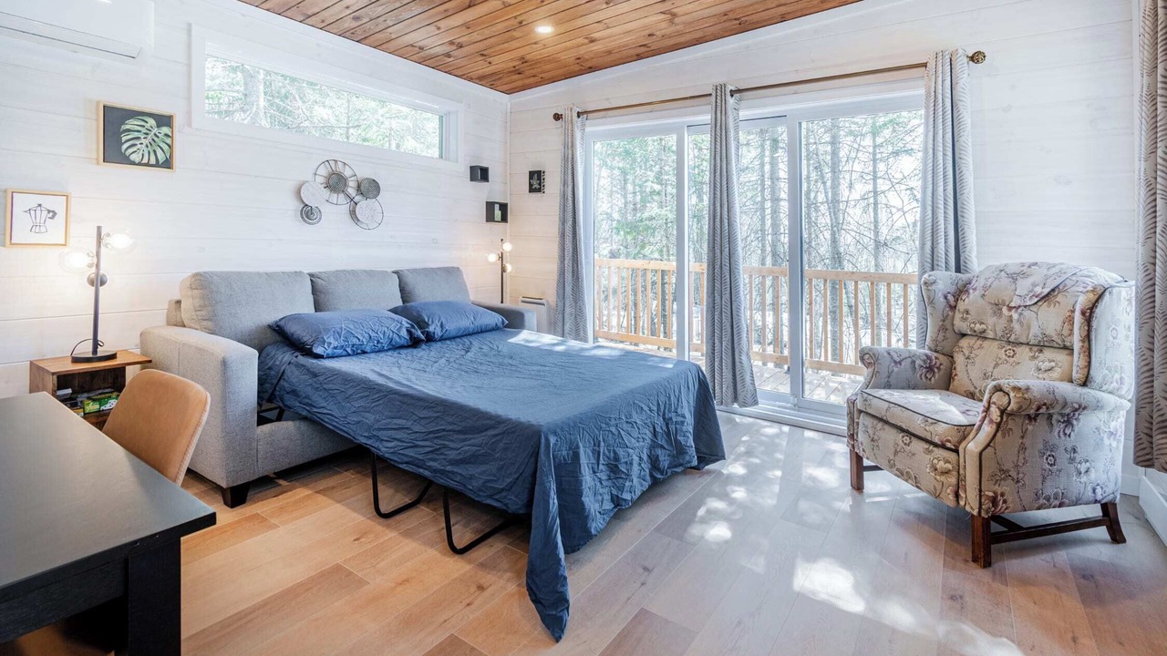 Photo of Bedroom in Adstock