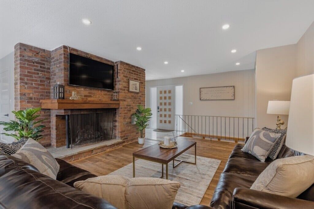 Photo of Livingroom in Mono