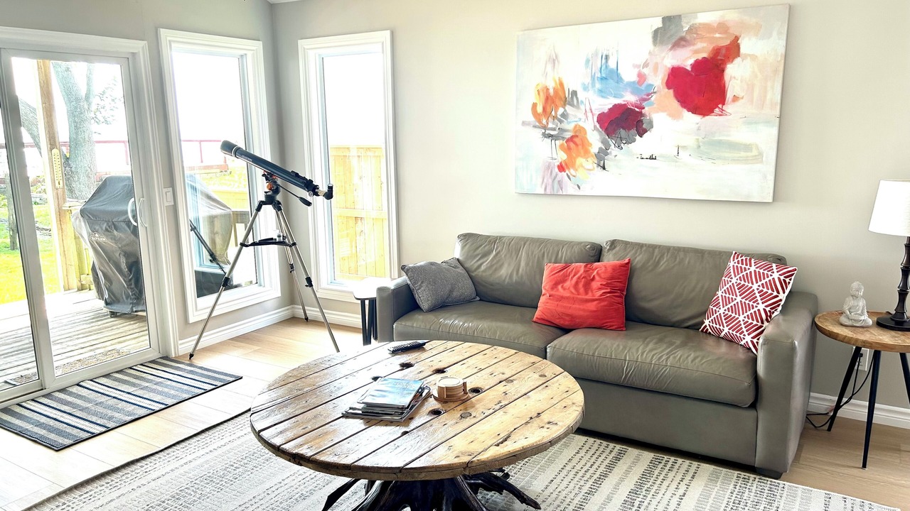 Photo of Livingroom in Town of Essex