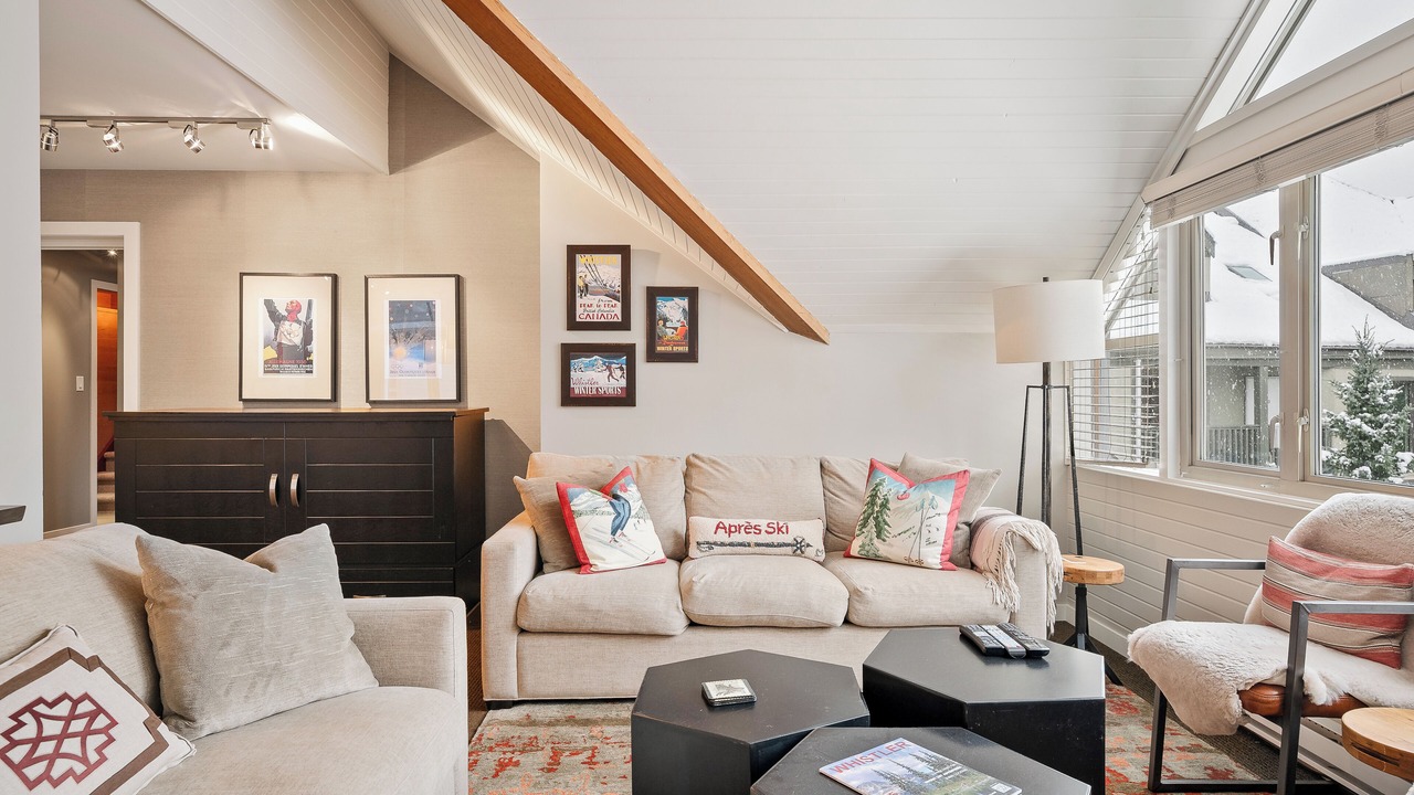 Photo of Livingroom in Whistler Cay Heights