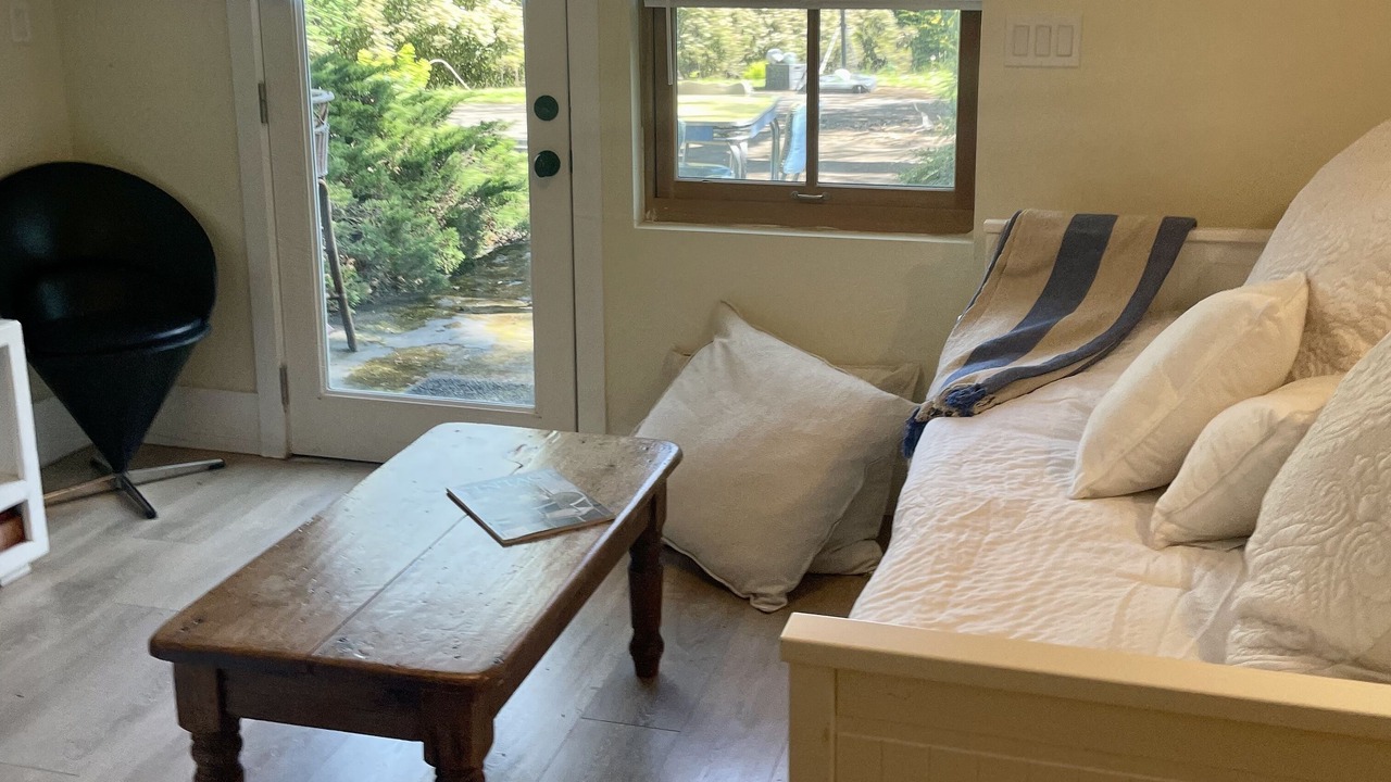 Photo of Livingroom in Saanich East