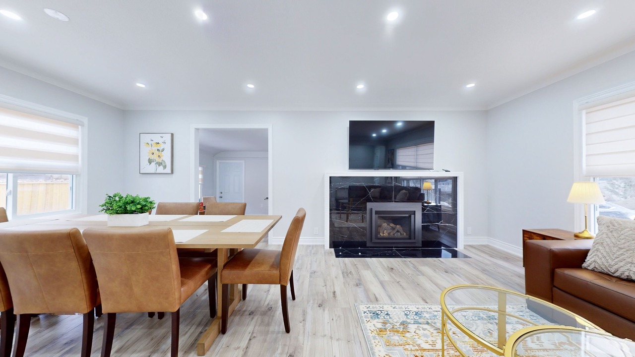 Photo of Livingroom in Clarkson-Lorne Park