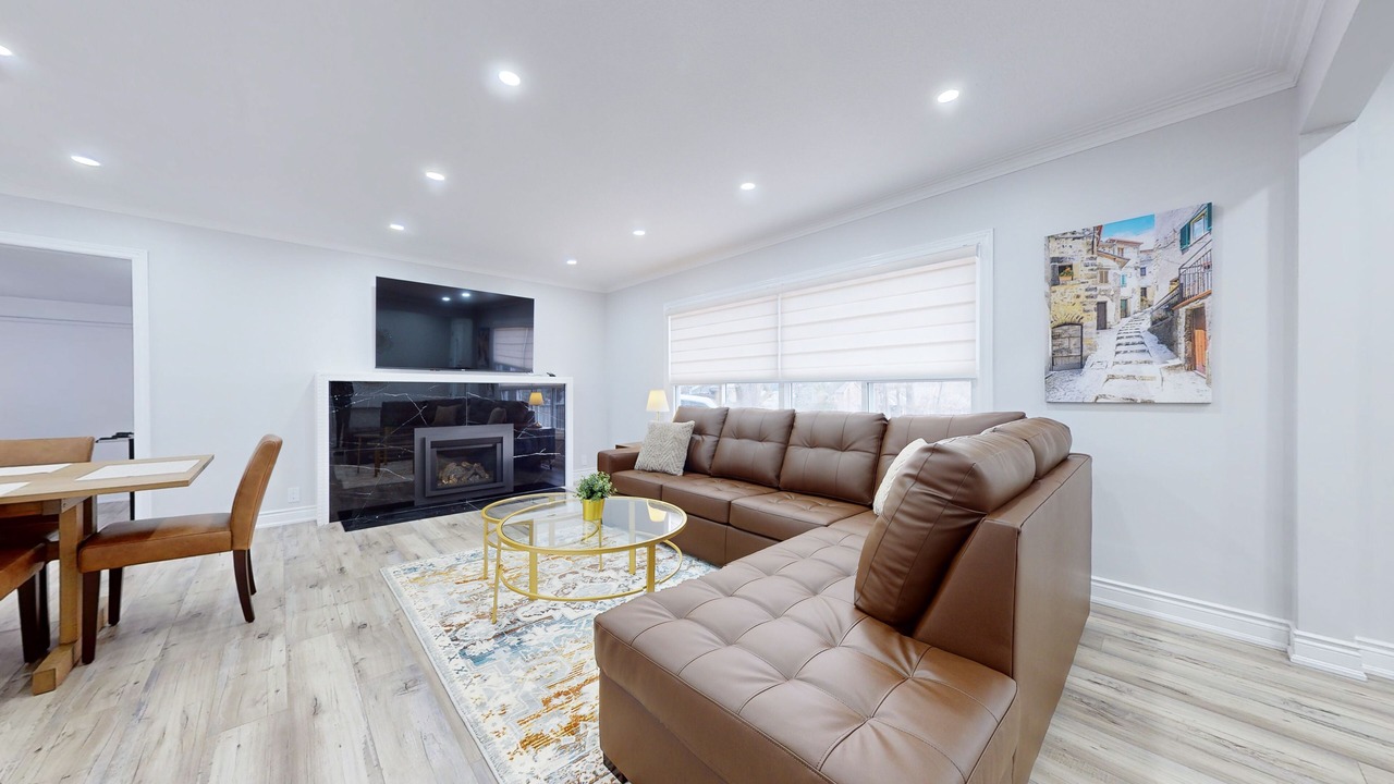 Photo of Livingroom in Clarkson-Lorne Park