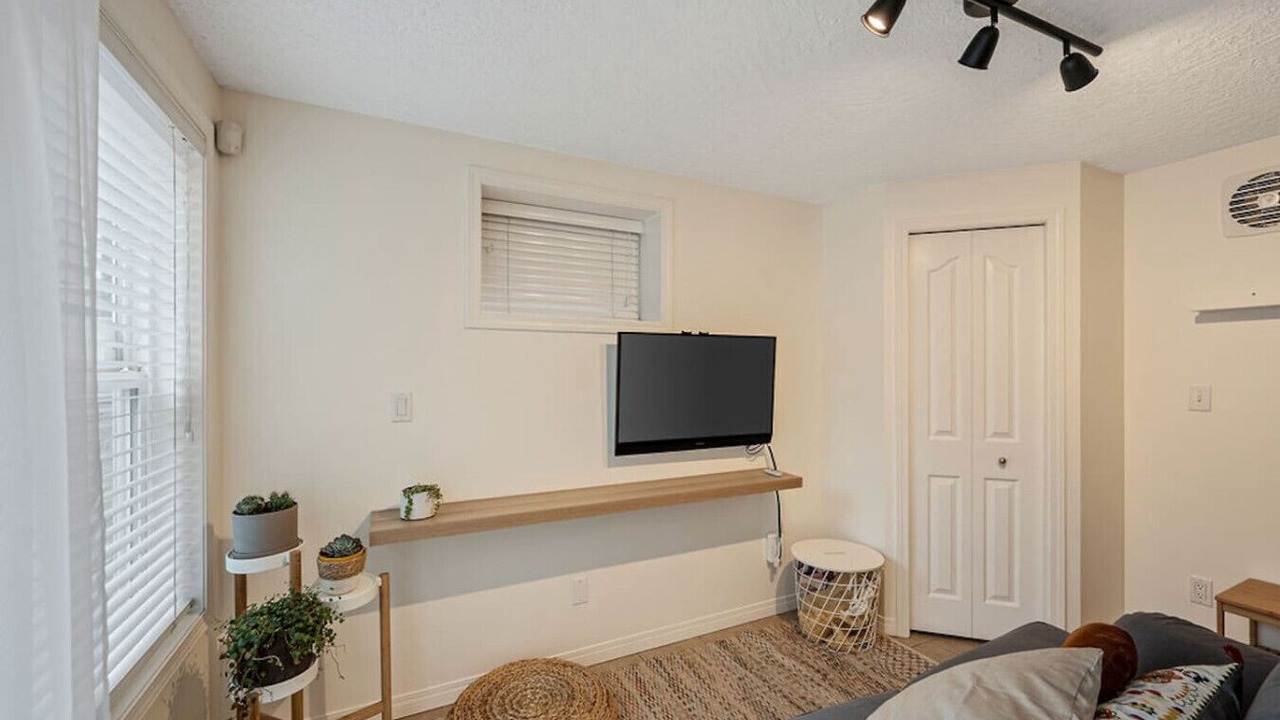 Photo of Livingroom in Hillside - Quadra - Downtown Blanshard