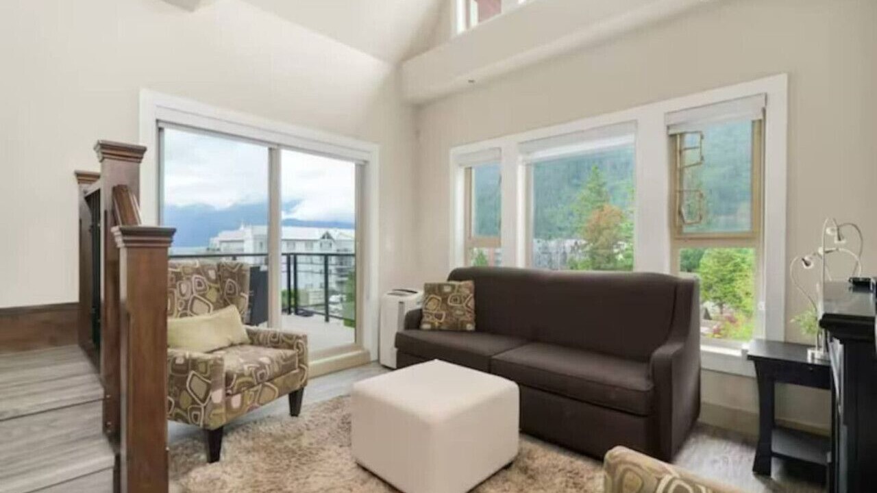 Photo of Livingroom in Harrison Hot Springs