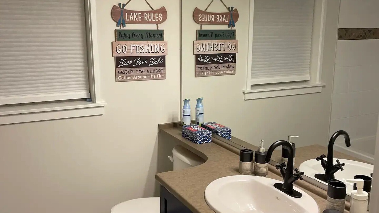 Photo of Bathroom in Lindell Beach