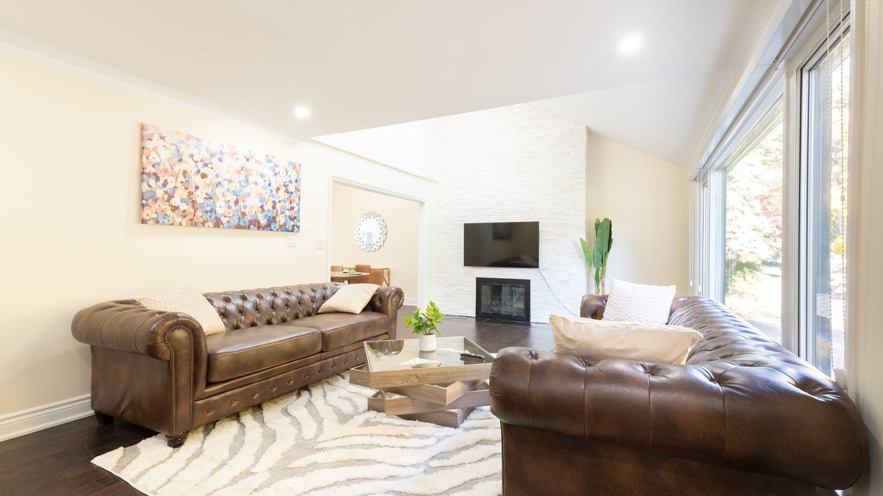 Photo of Livingroom in Clarkson-Lorne Park
