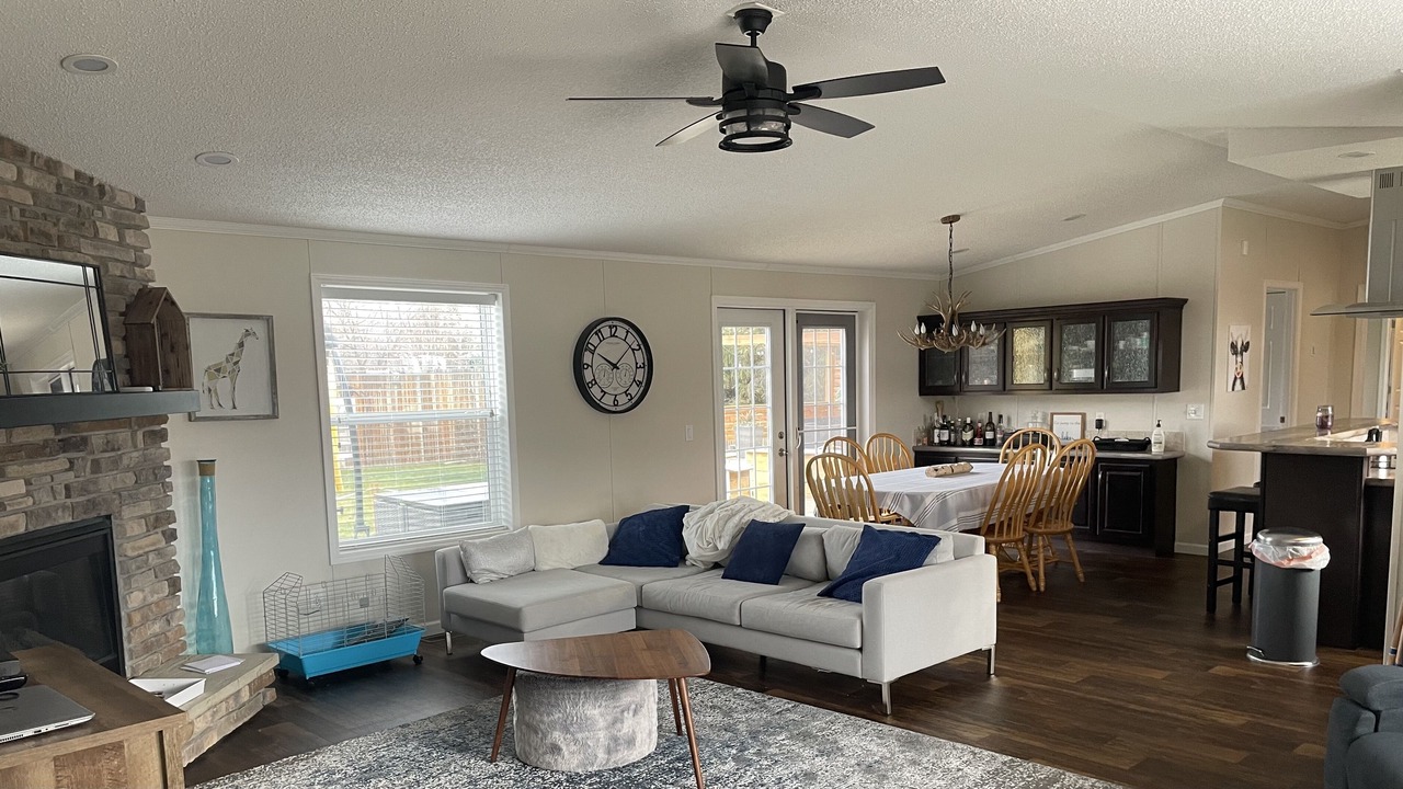 Photo of Livingroom in Parkland Beach