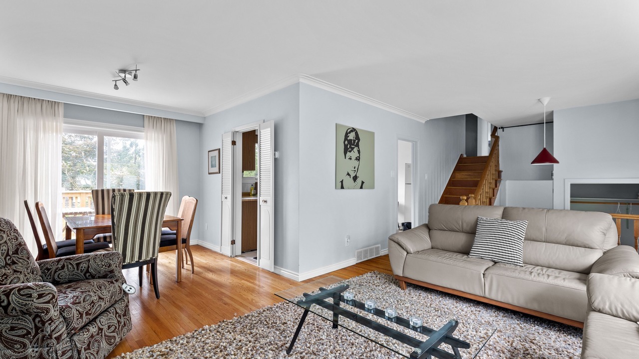 Photo of Livingroom in Clarkson-Lorne Park