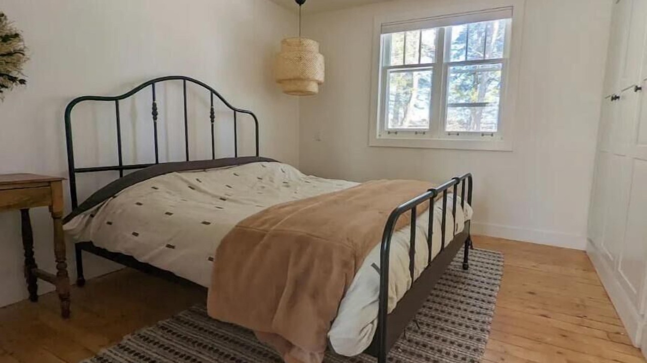 Photo of Bedroom in Mono