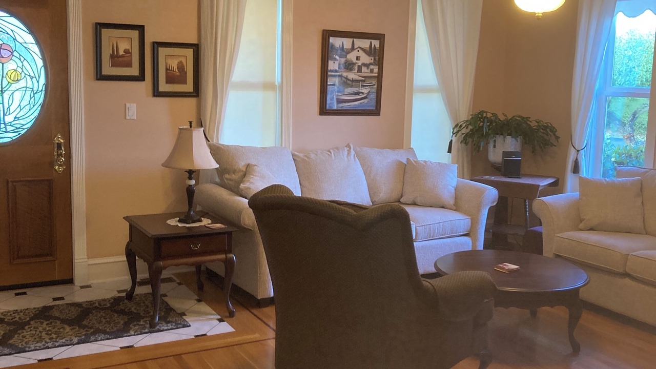 Photo of Livingroom in Central Saanich