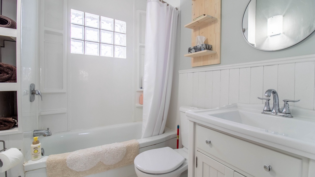 Photo of Bathroom in Gimli