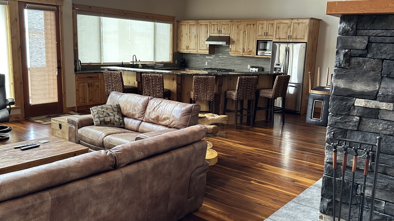 Photo of Livingroom in 70 Mile House