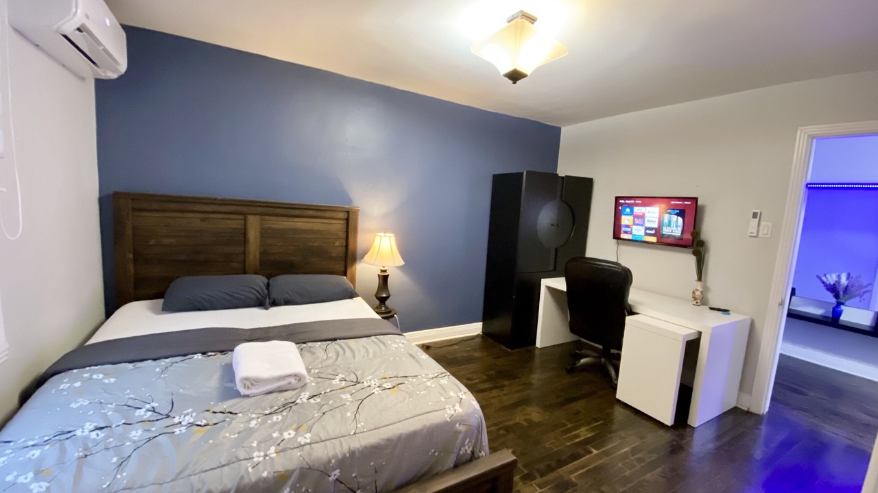 Photo of Bedroom in Cote-Des-Neiges—Notre-Dame-De-Grace