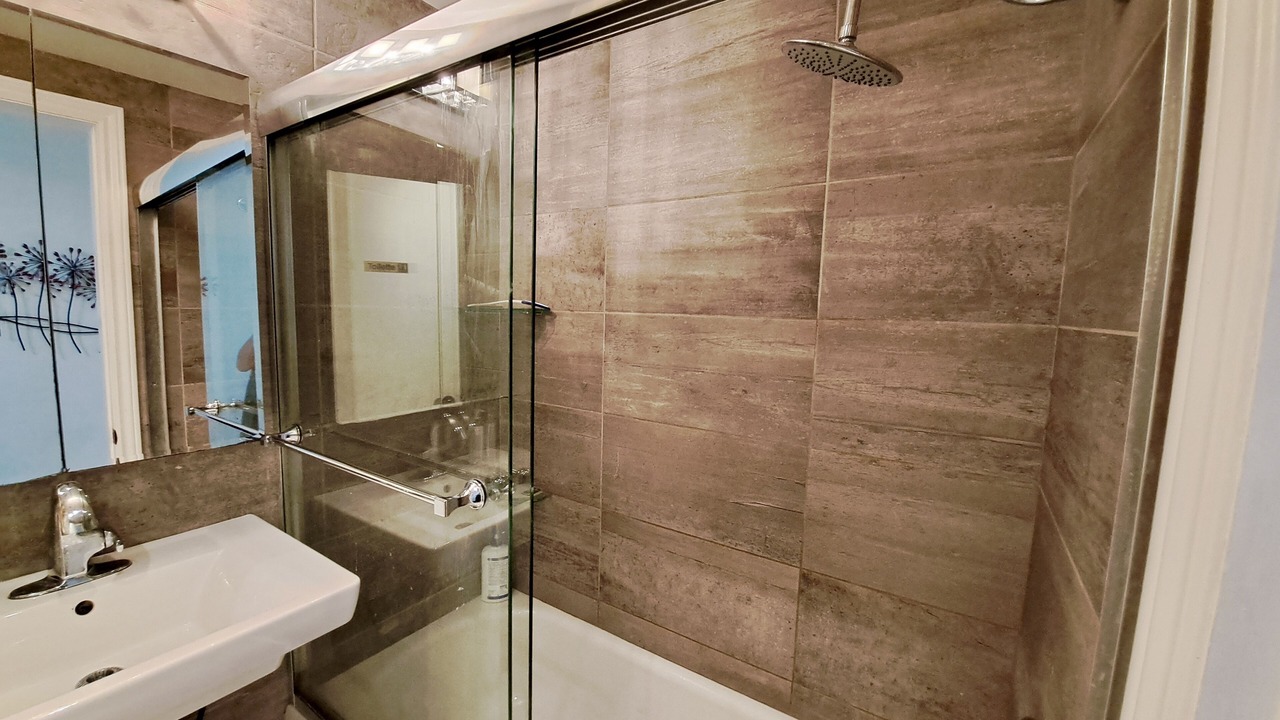 Photo of Bathroom in Cote-Des-Neiges—Notre-Dame-De-Grace
