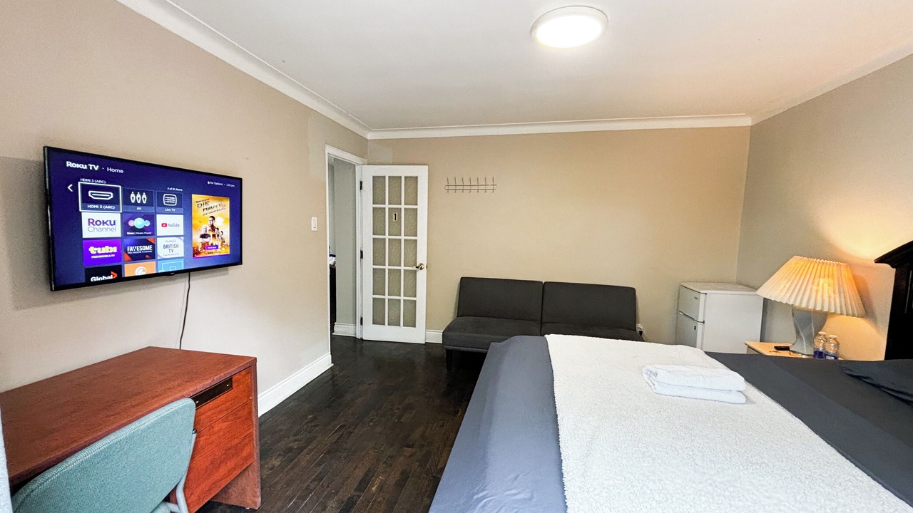Photo of Bedroom in Cote-Des-Neiges—Notre-Dame-De-Grace