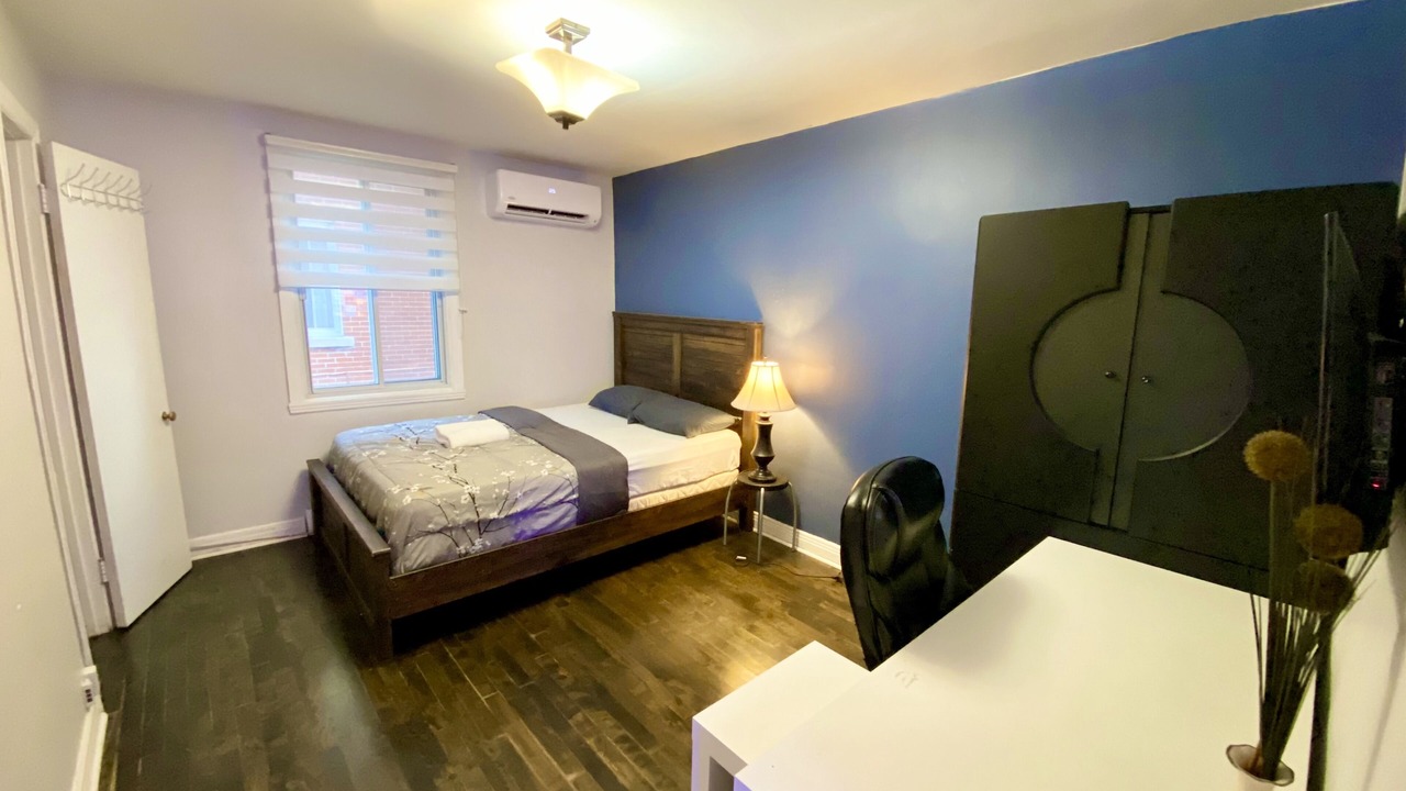 Photo of Bedroom in Cote-Des-Neiges—Notre-Dame-De-Grace