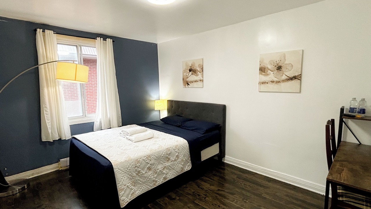 Photo of Bedroom in Cote-Des-Neiges—Notre-Dame-De-Grace