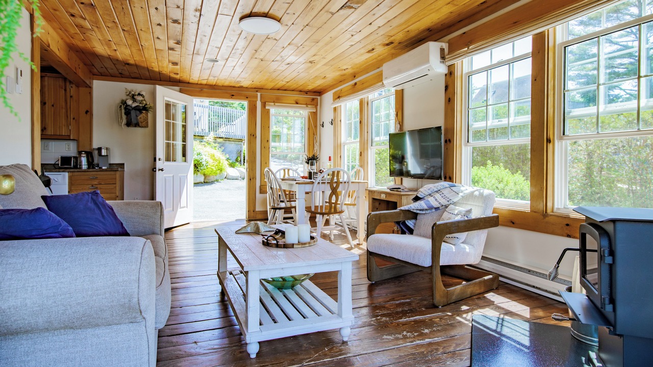 Photo of Livingroom in Boutiliers Point