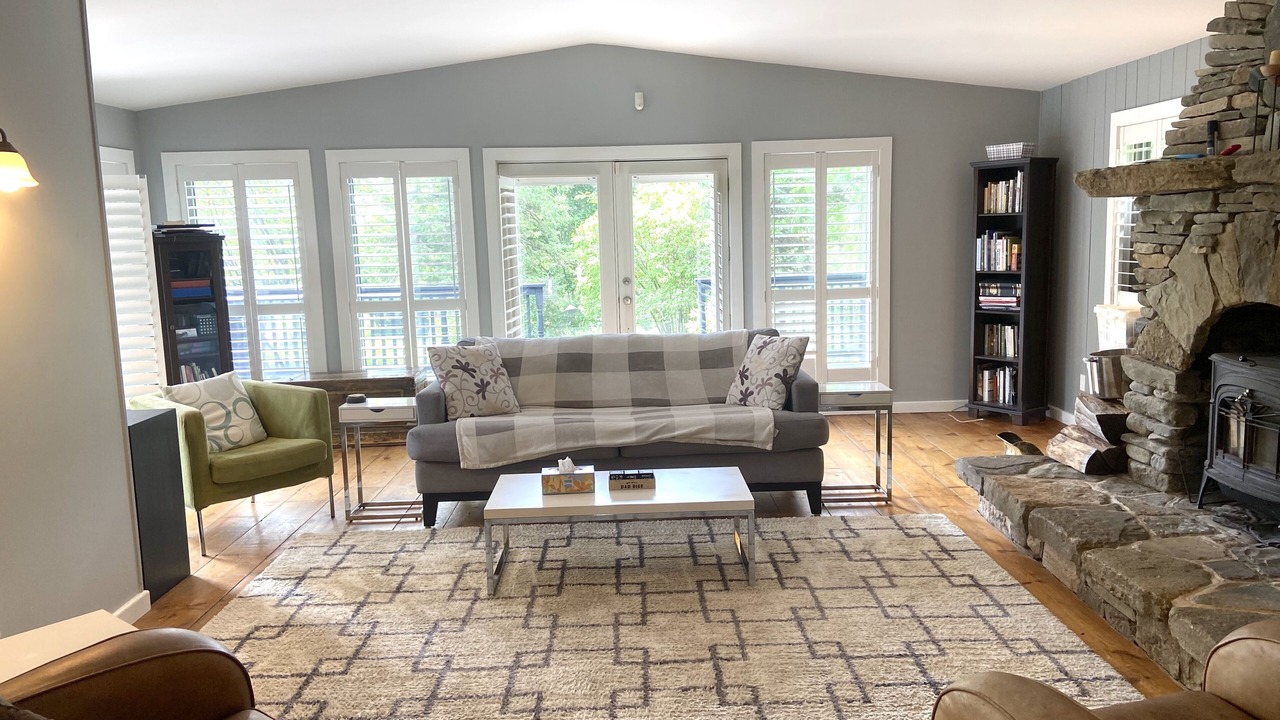 Photo of Livingroom in Mono