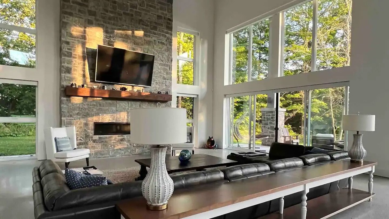 Photo of Livingroom in Port Carling