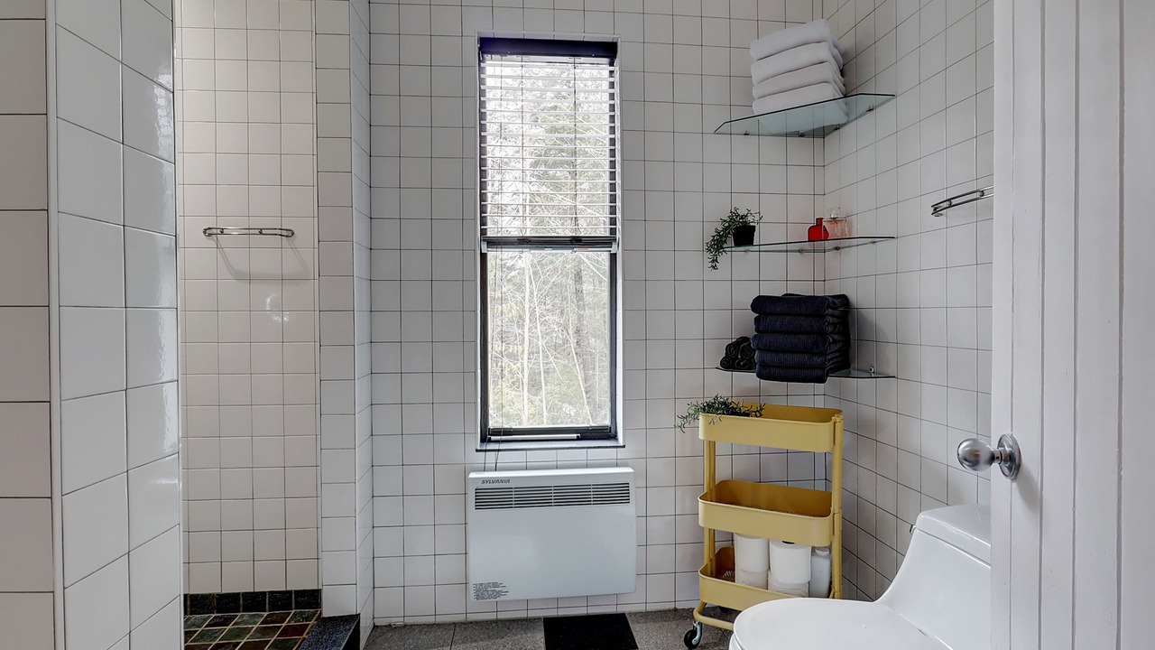Photo of Bathroom in Le Haut-Saint-Francois Regional County Municipality