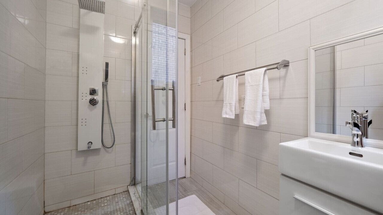 Photo of Bathroom in Cote-Des-Neiges—Notre-Dame-De-Grace
