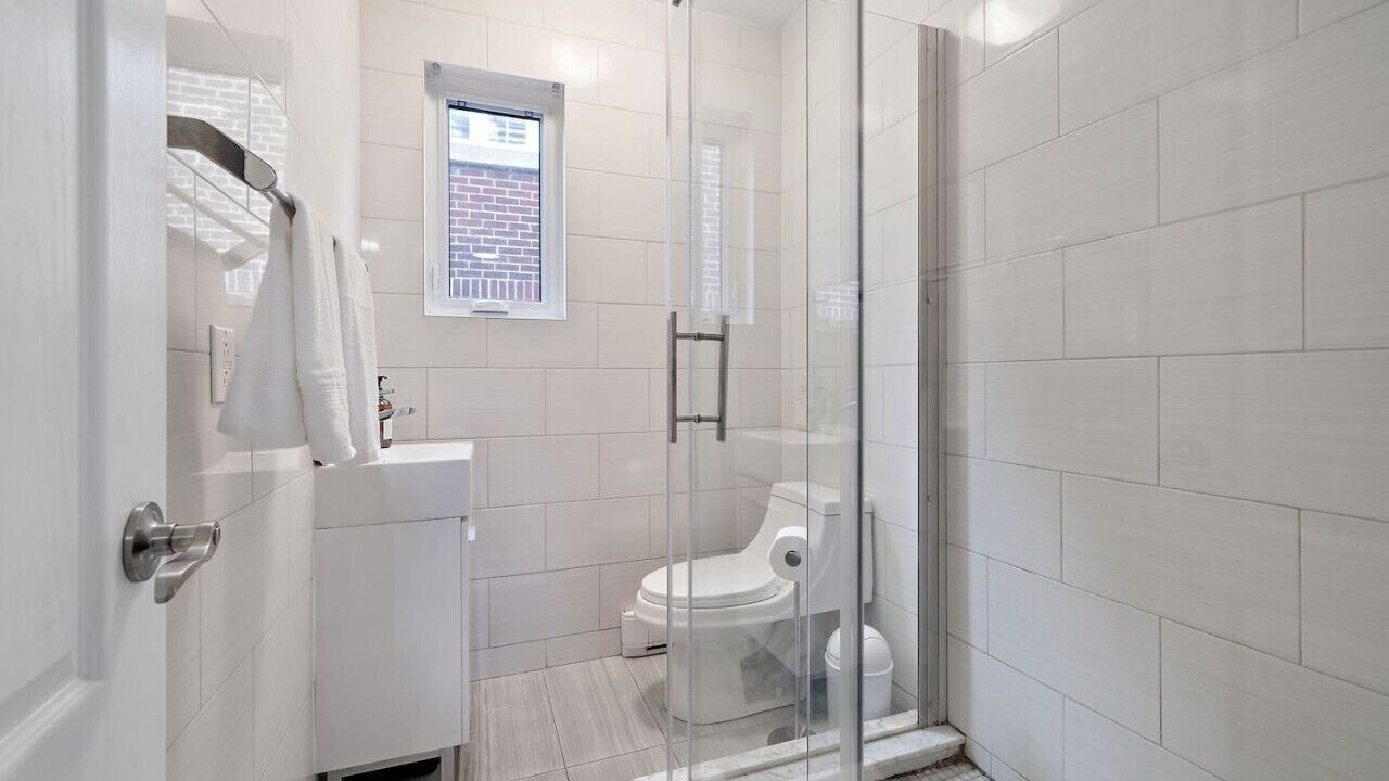 Photo of Bathroom in Cote-Des-Neiges—Notre-Dame-De-Grace