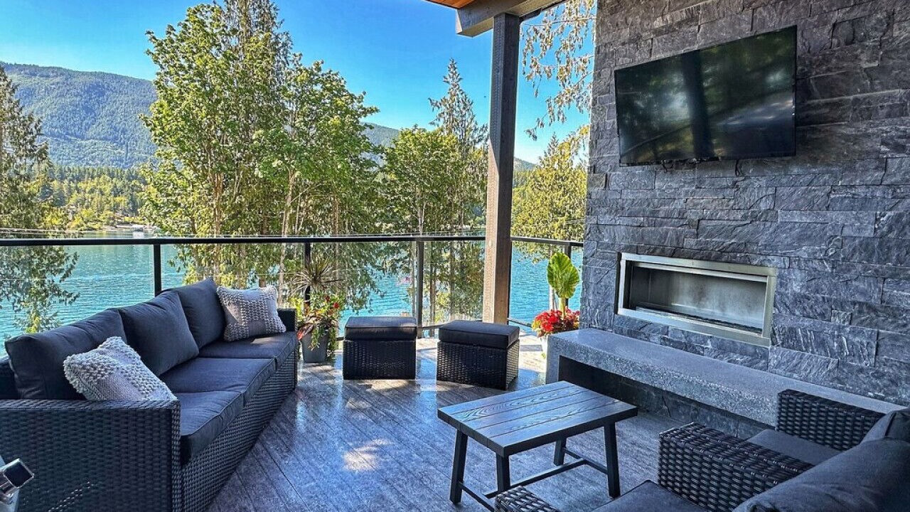 Photo of Livingroom in Youbou