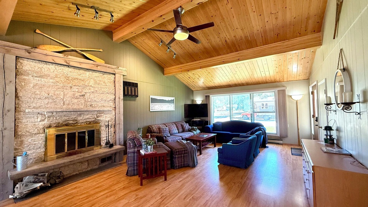 Photo of Livingroom in Falcon Lake