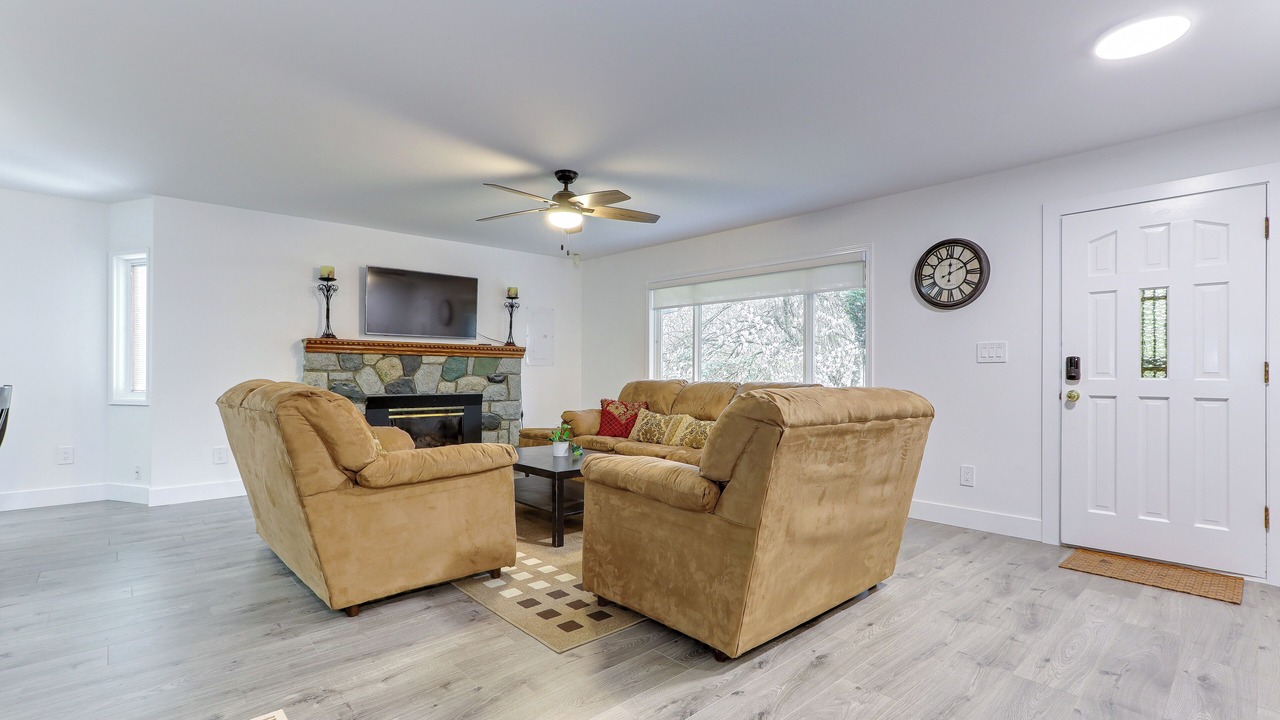 Photo of Livingroom in Harrison Hot Springs