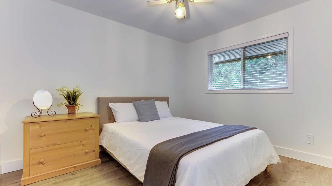 Photo of Bedroom in Harrison Hot Springs