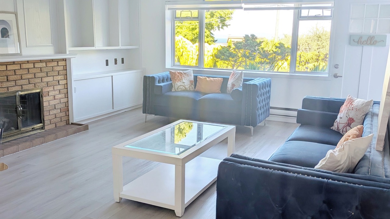 Photo of Livingroom in Cordova Bay