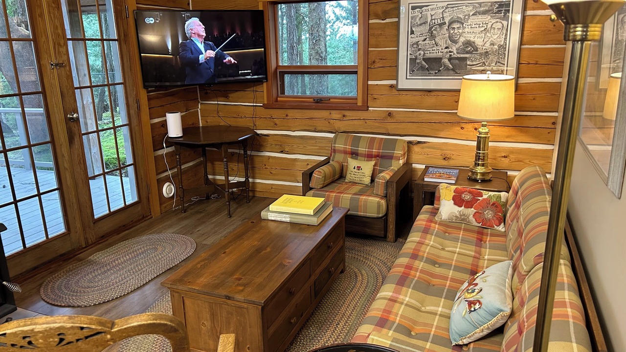 Photo of Livingroom in Mayne Island