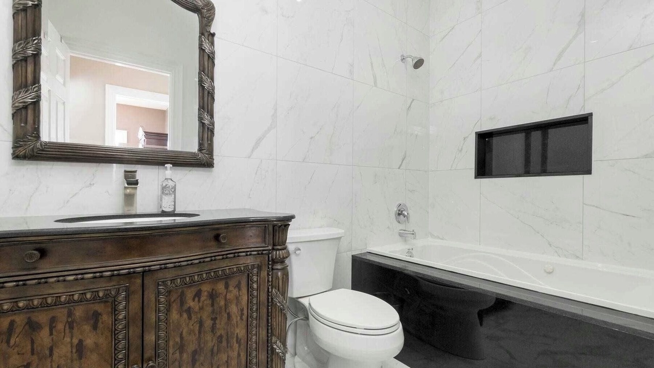 Photo of Bathroom in Amaranth