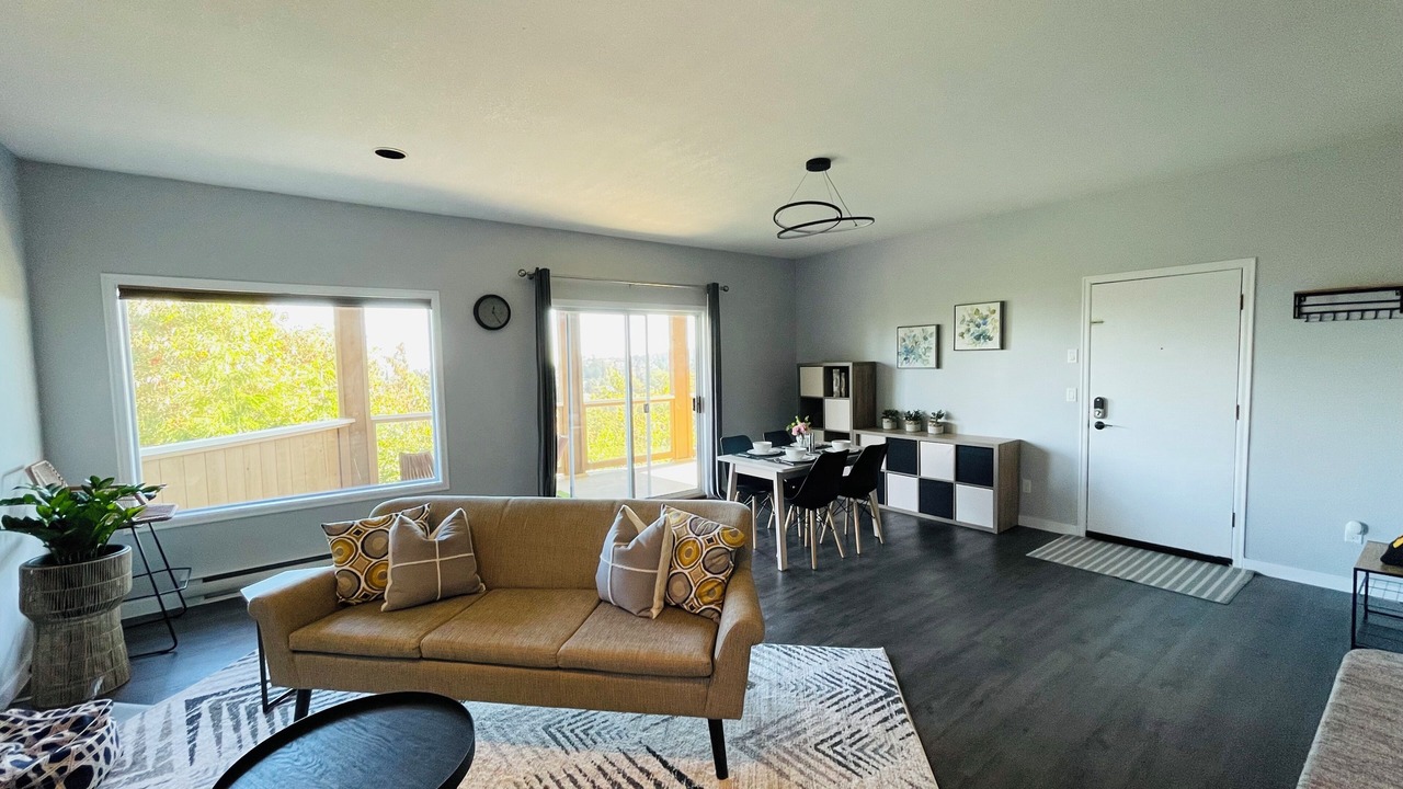 Photo of Livingroom in Cordova Bay