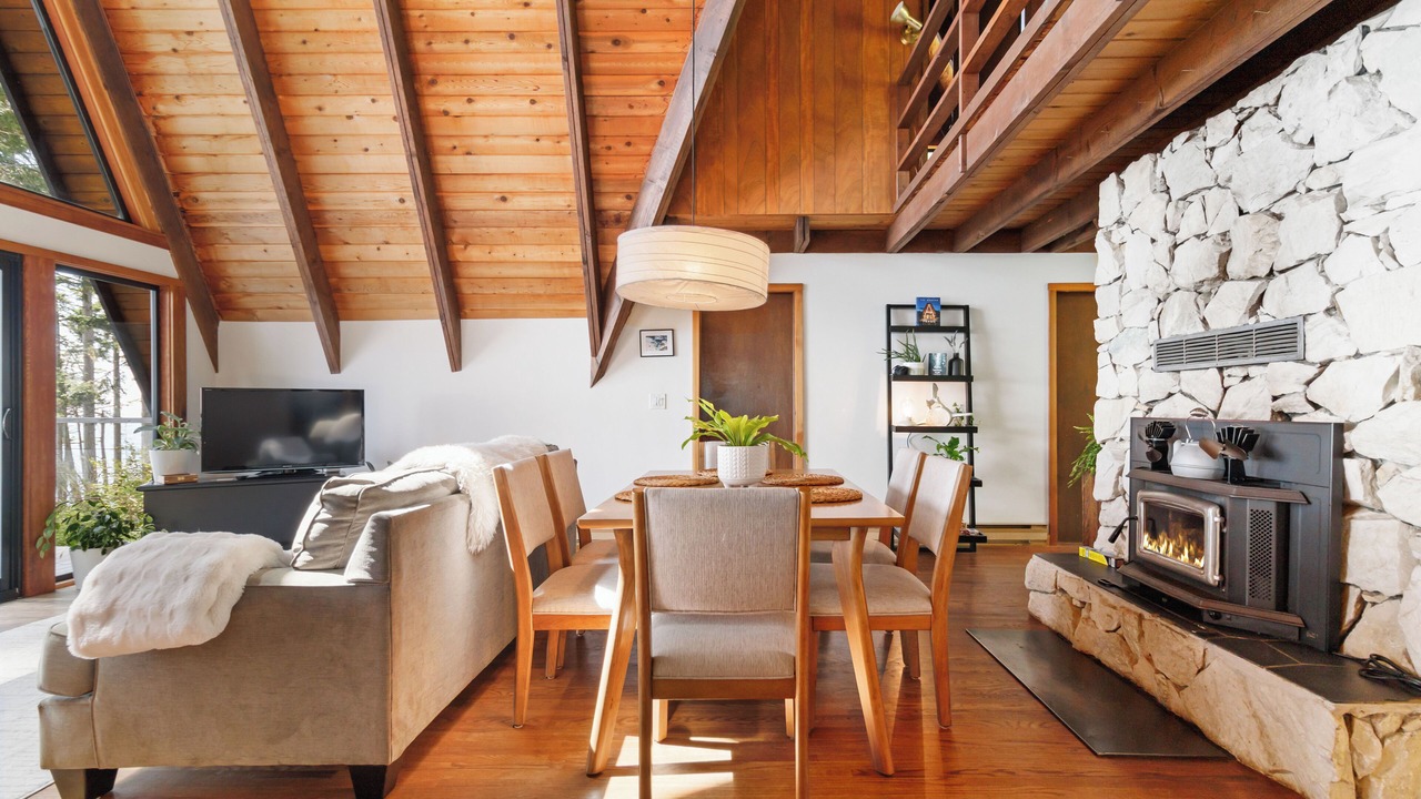 Photo of Livingroom in Juan de Fuca Electoral Area