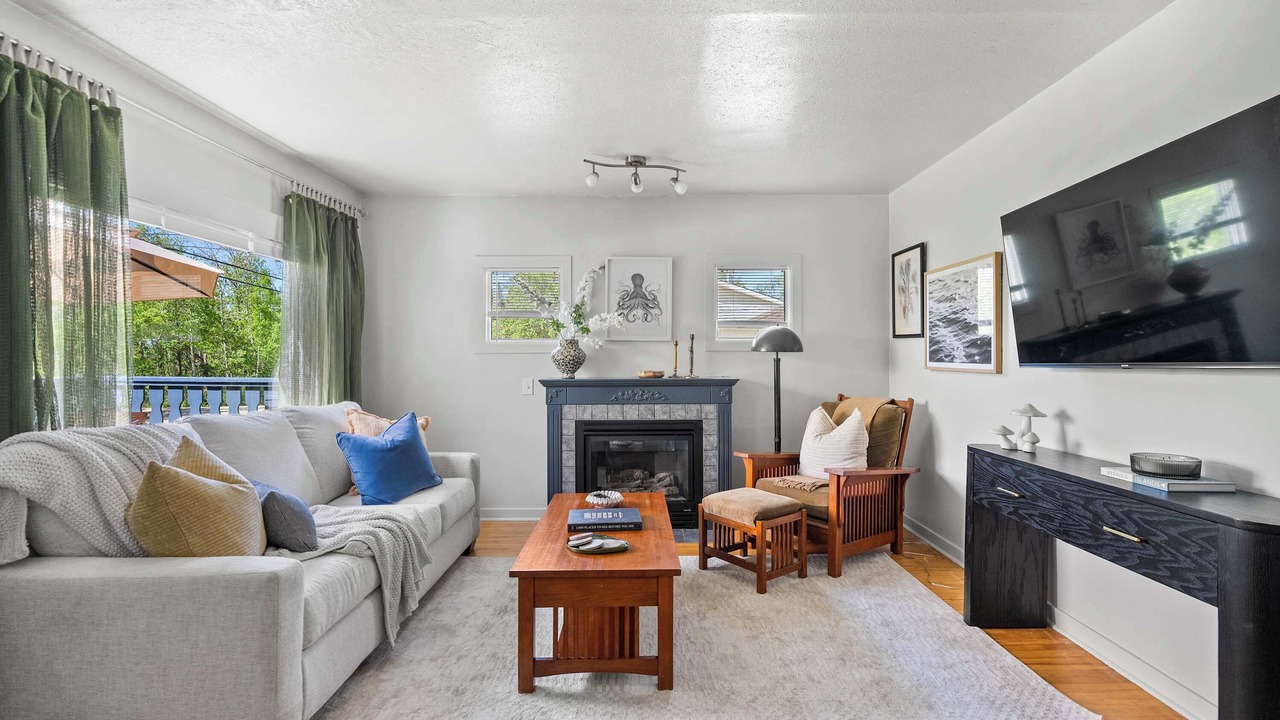 Photo of Livingroom in Sylvan Lake