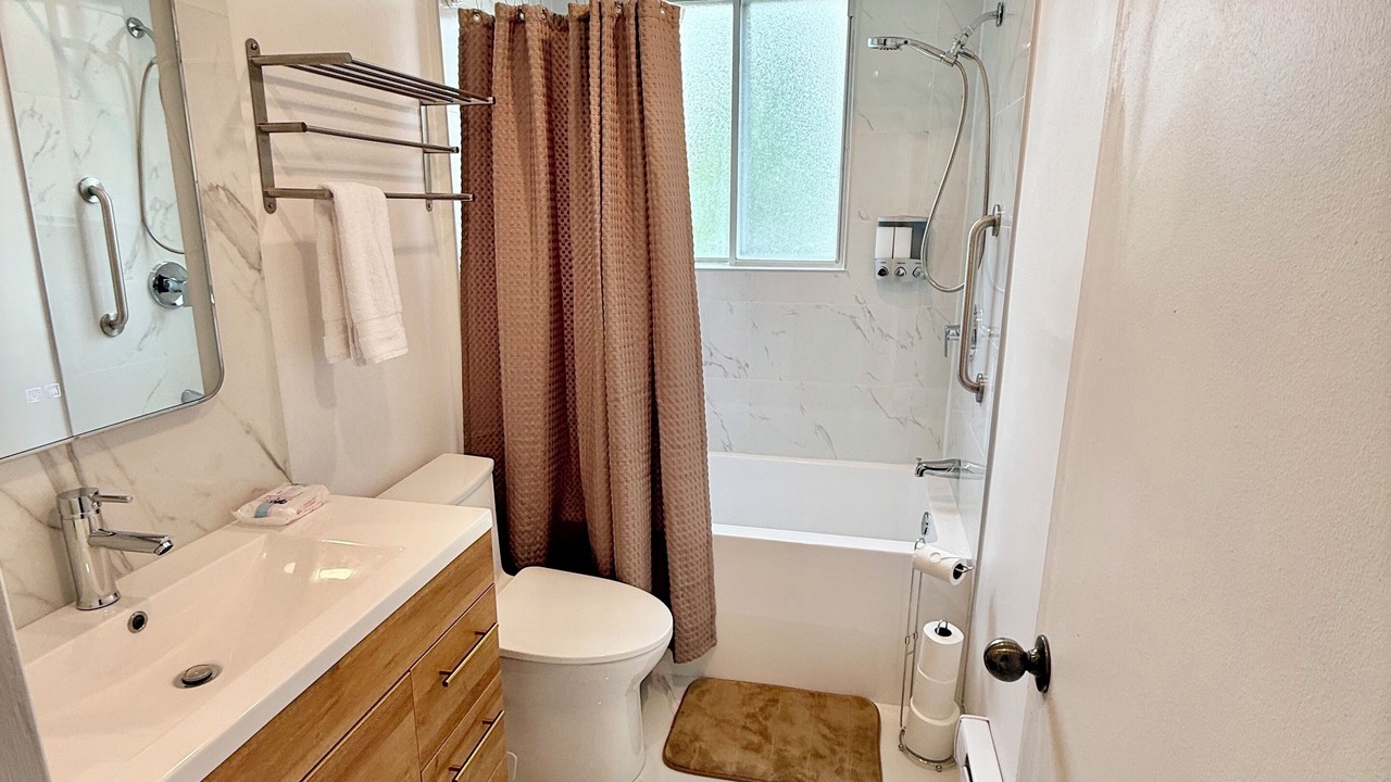 Photo of Bathroom in Laval-des-Rapides