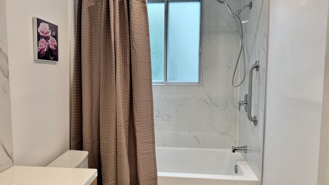 Photo of Bathroom in Laval-des-Rapides