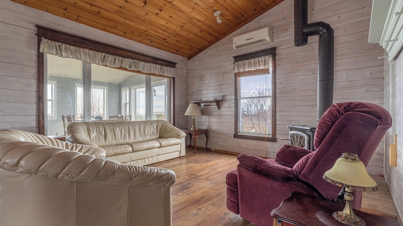 Photo of Livingroom in Eastern Kings