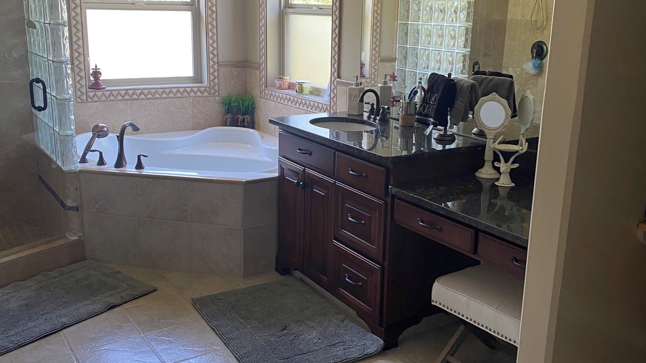 Photo of Bathroom in Parkland Beach