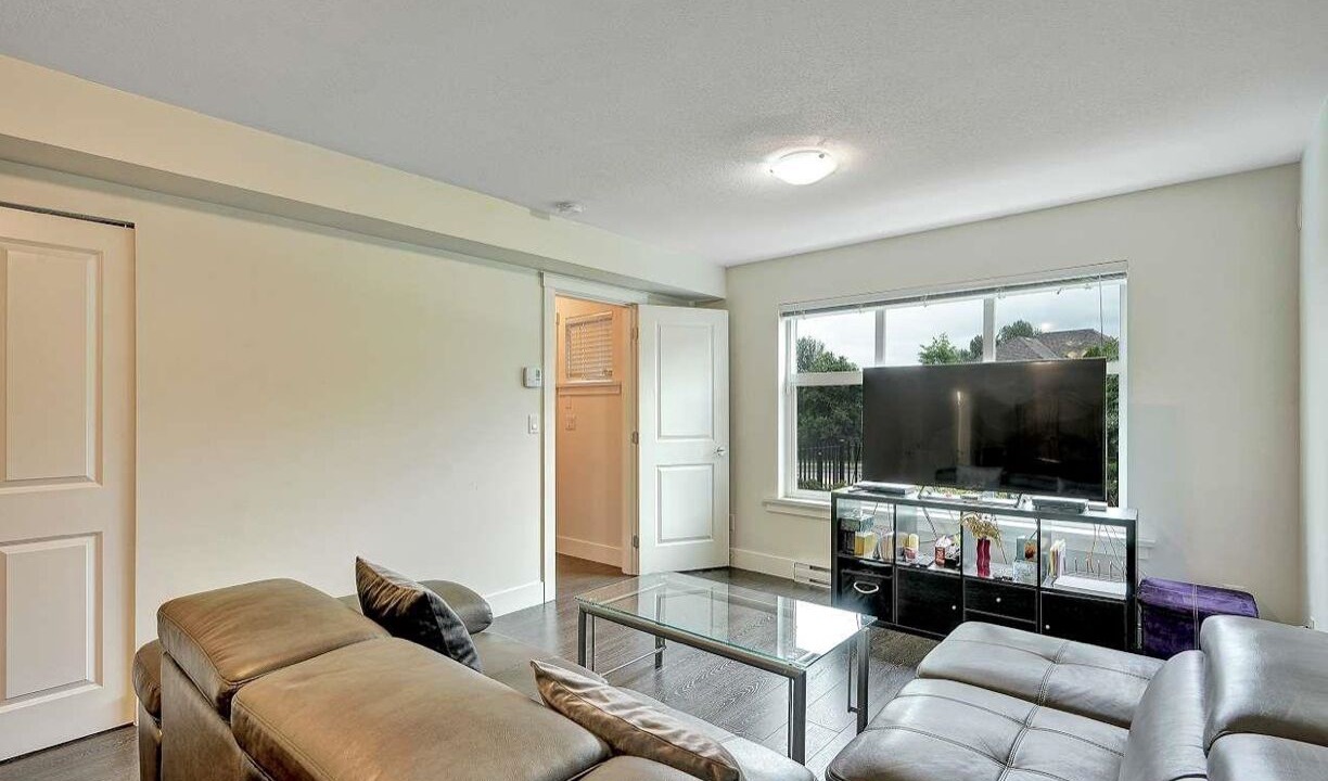 Photo of Livingroom in Guildford
