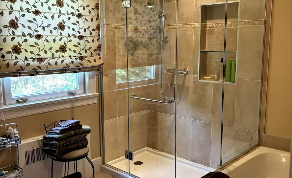 Photo of Bathroom in Saint-Etienne-de-Lauzon