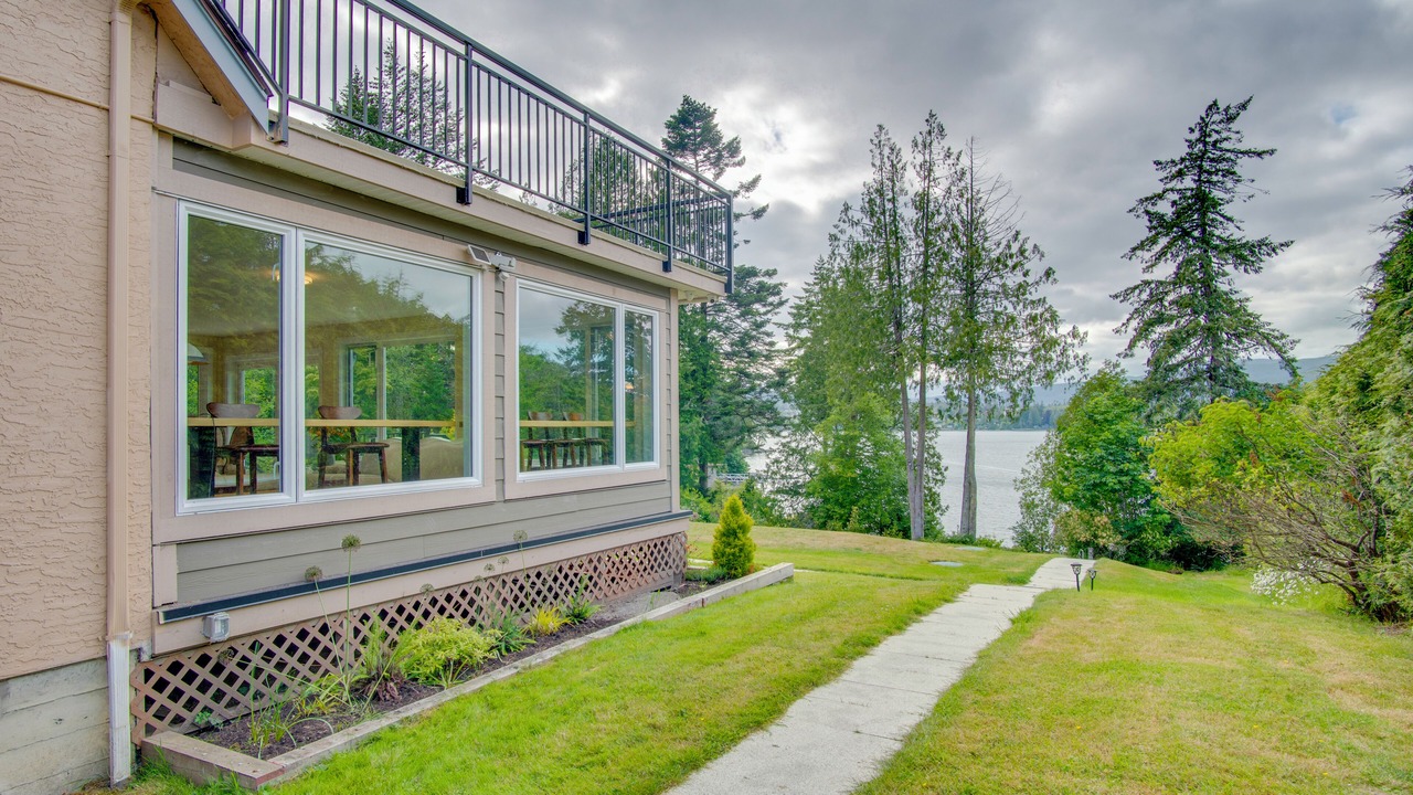 Photo of Patio Balcony in Juan de Fuca Electoral Area