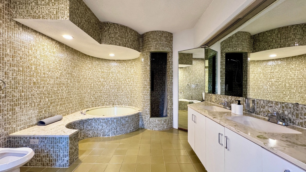 Photo of Bathroom in Bayview Woods - Steeles