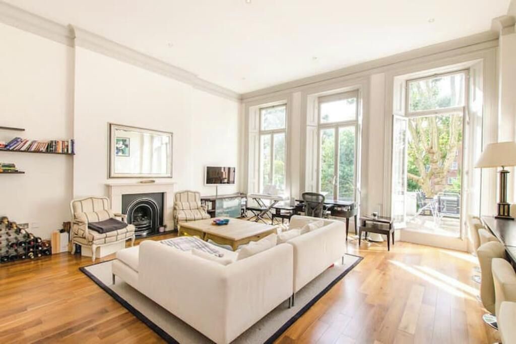 Photo of Livingroom in West Point Grey
